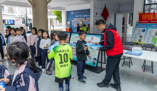 600浙江丽水：反邪宣传进校园 守护童心向科学——反邪教宣传活动走进莲都区长岗背小学图片1_副本.jpg